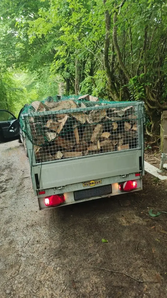 Lieferfertiger Anhänger mit Gitteraufsatz und Sicherungsnetz